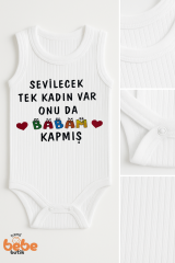 Sevilecek Tek Kadın Var Onu da Babam Kapmış Yazılı Pamuklu Ribana Çıtçıtlı Zıbın Body Unisex Tulum 36 AY