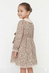 Kız Çocuk Bej Çiçekli Elbise – Fırfırlı Yaka ve Belden Bağlamalı Tasarım 4 YAŞ