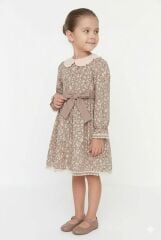 Kız Çocuk Bej Çiçekli Elbise – Fırfırlı Yaka ve Belden Bağlamalı Tasarım 2 Yaş