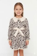 Kız Çocuk Bej Desenli Elbise – Fırfırlı Yaka ve Belden Bağlamalı Tasarım 2 Yaş