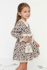 Kız Çocuk Bej Desenli Elbise – Fırfırlı Yaka ve Belden Bağlamalı Tasarım 2 Yaş