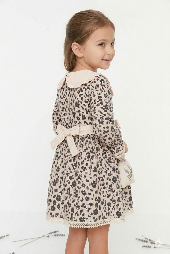 Kız Çocuk Bej Desenli Elbise – Fırfırlı Yaka ve Belden Bağlamalı Tasarım 2 Yaş
