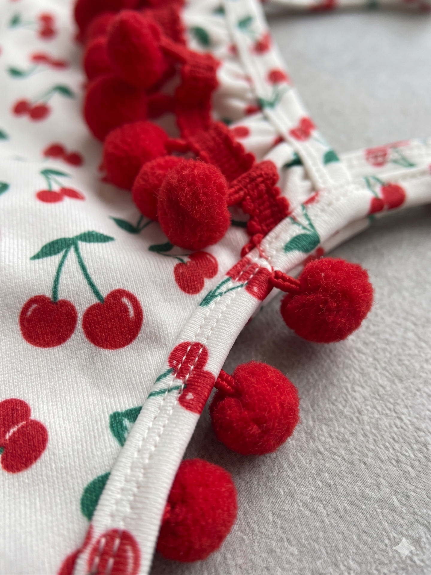 Kız Çocuk Kiraz Desenli Ponpon Detaylı Etekli Bikini Takımı 4 YAŞ